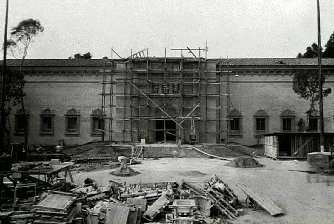 Construction of the Fine Arts Gallery façade in 1925, with scaffolding and rubble in front