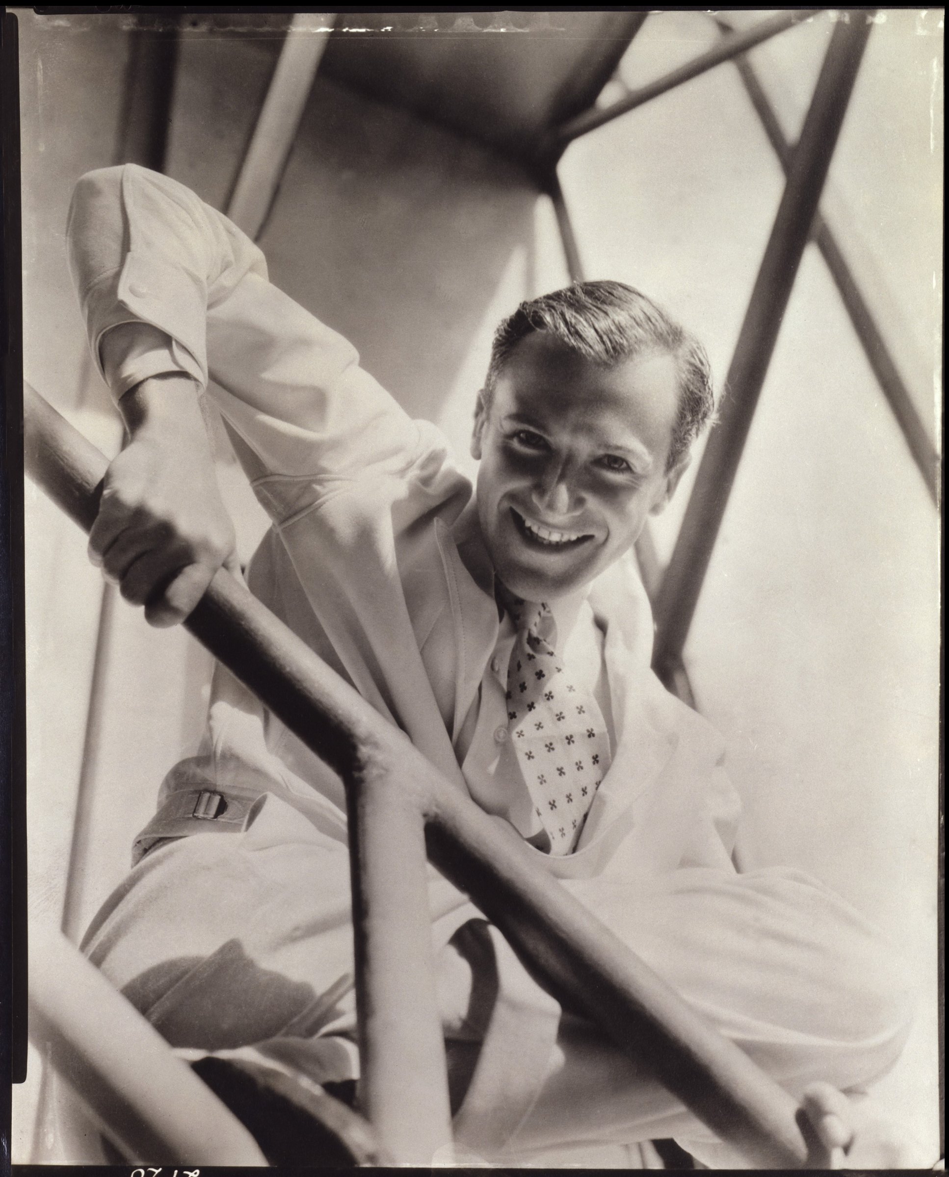 Cecil Beaton, Cecil Beaton in Hollywood: the photographer smiling as he leans on a stair rail