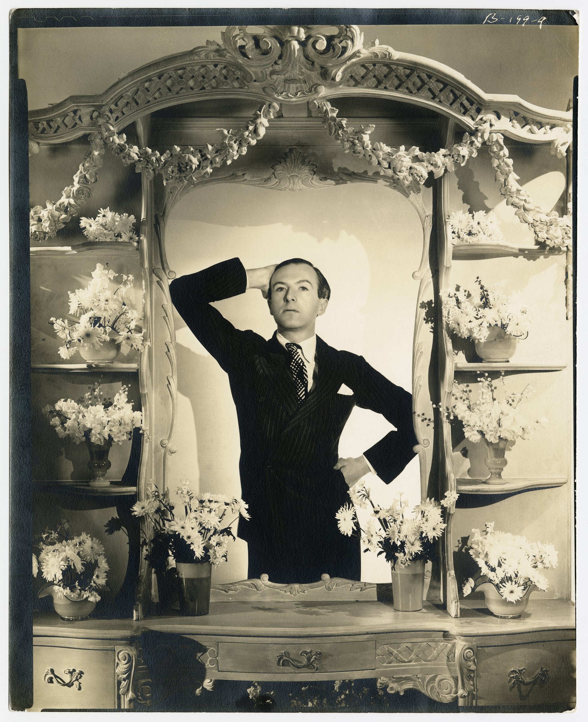 Cecil Beaton, Cecil Beaton, 1935: the photographer posing inside an ornate carved frame surrounded by flowers