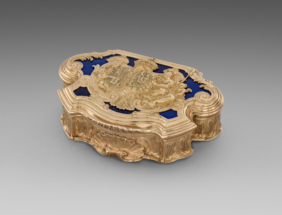 Small gold snuffbox with a lobed lid set with blue lapis lazuli panels and chased gold ornament