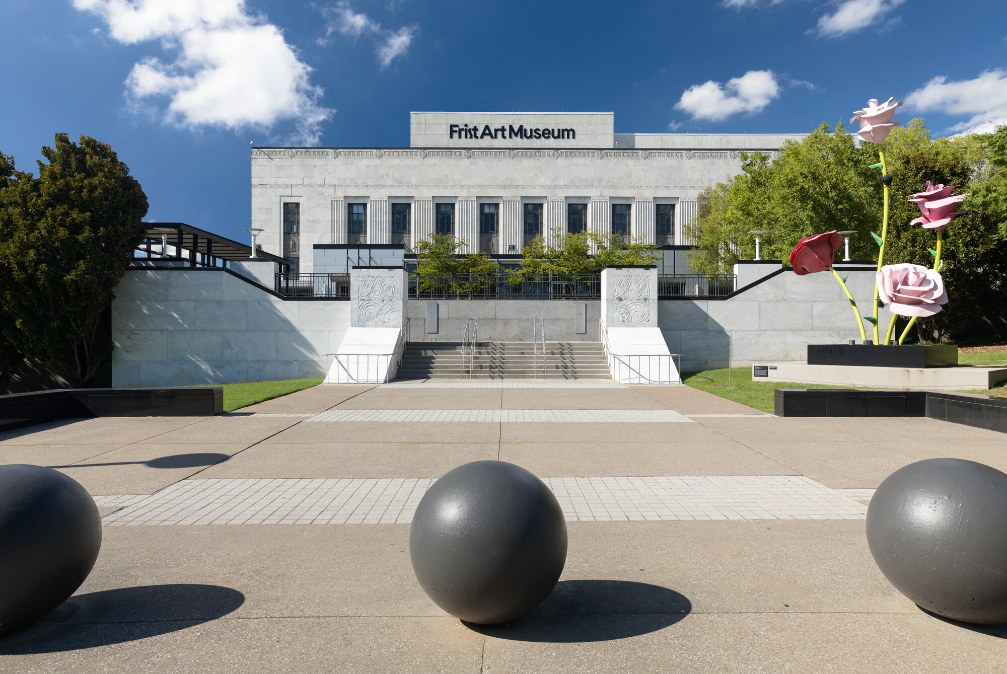 Exterior of the Frist Art Museum courtyard