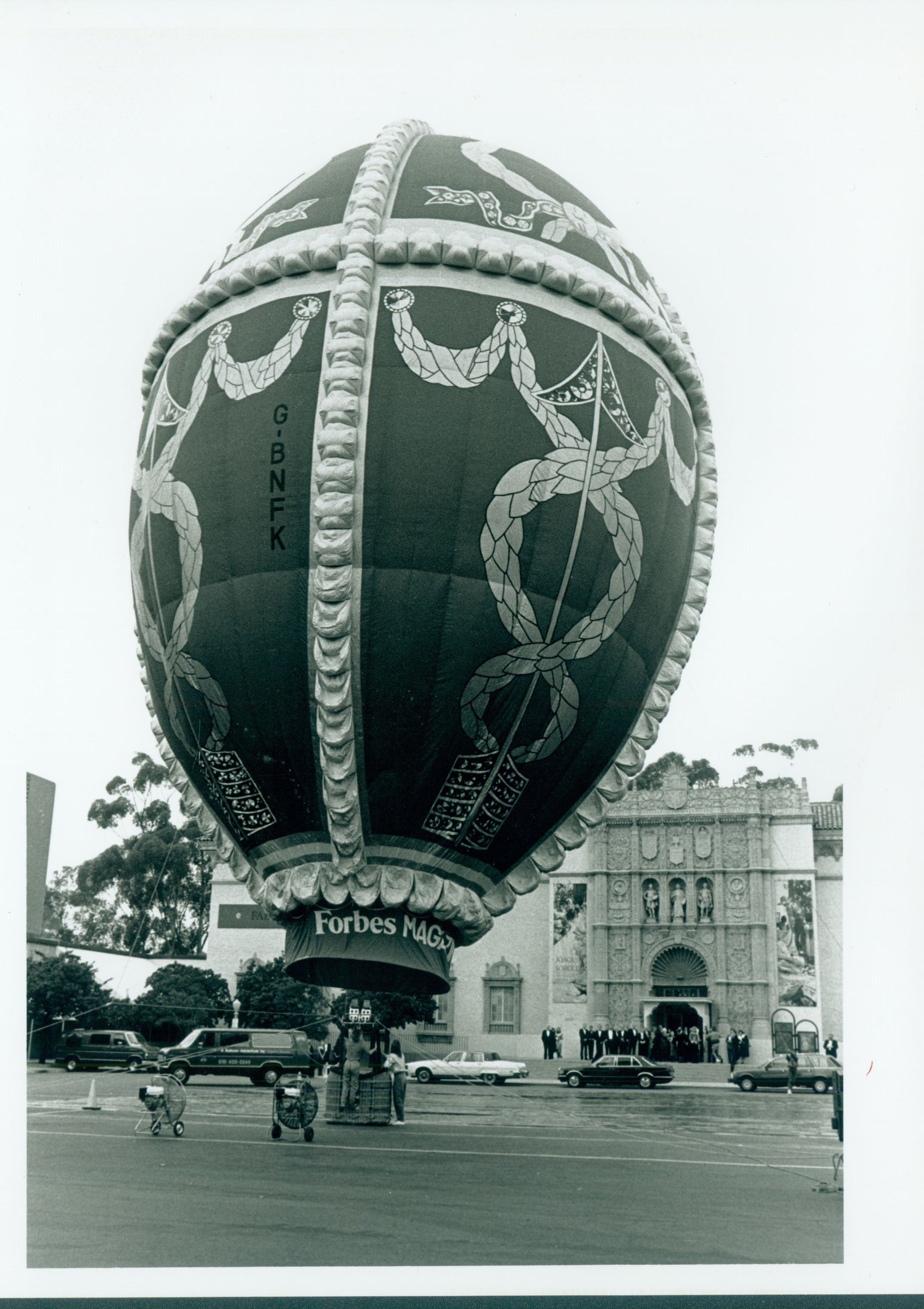 A giant Fabergé egg balloon in front of the museum in 1989